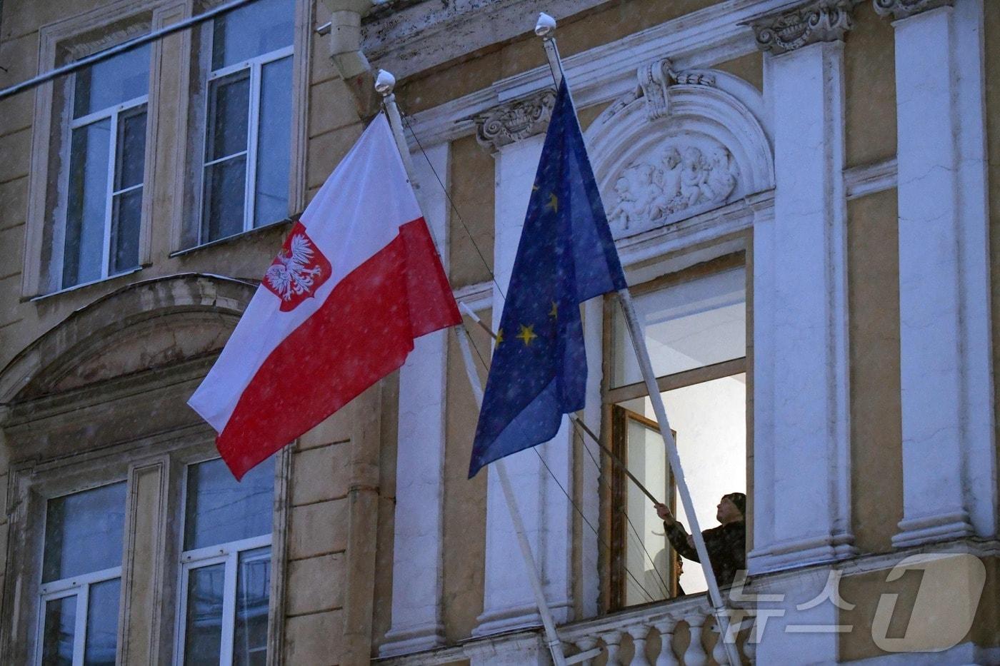 러시아 상트페테르부르크 주재 폴란드 영사관 앞의 폴란드 국기과 유럽연합&#40;EU&#41; 깃발. &lt;자료 사진&gt;ⓒ AFP=뉴스1