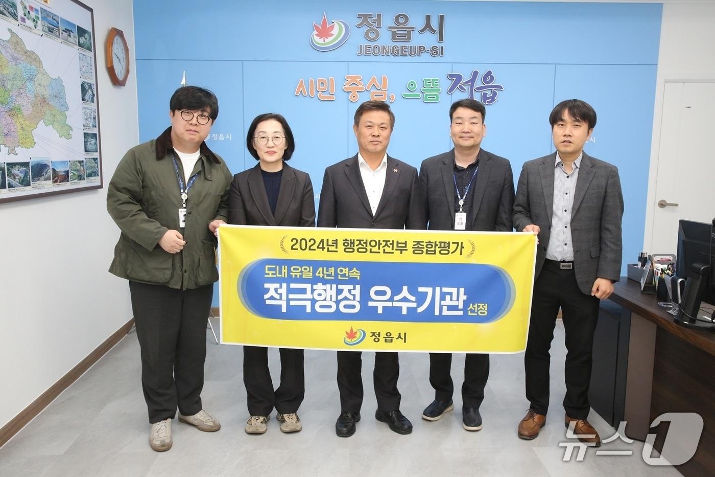 이학수 전북 정읍시장이 '2024년 행안부 적극행정 종합평가' 4년 연속 우수기관 선정을 기념해 직원들과 기념 촬영을 하고 있다.(정읍시 제공. 재판매 및 DB금지)/뉴스1   