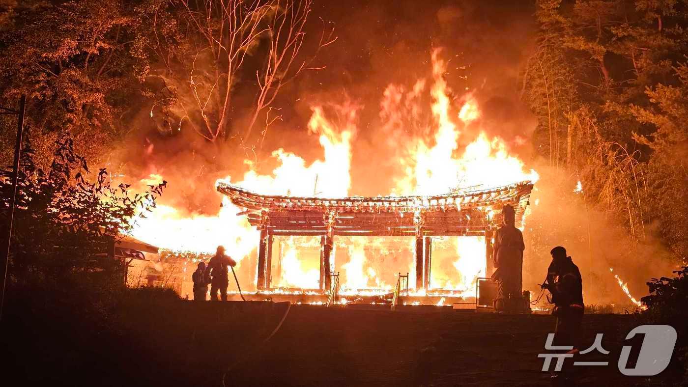 양양 사찰 화재 현장 모습.&#40;강원도소방본부 제공. 재판매 및 DB금지&#41;/뉴스1