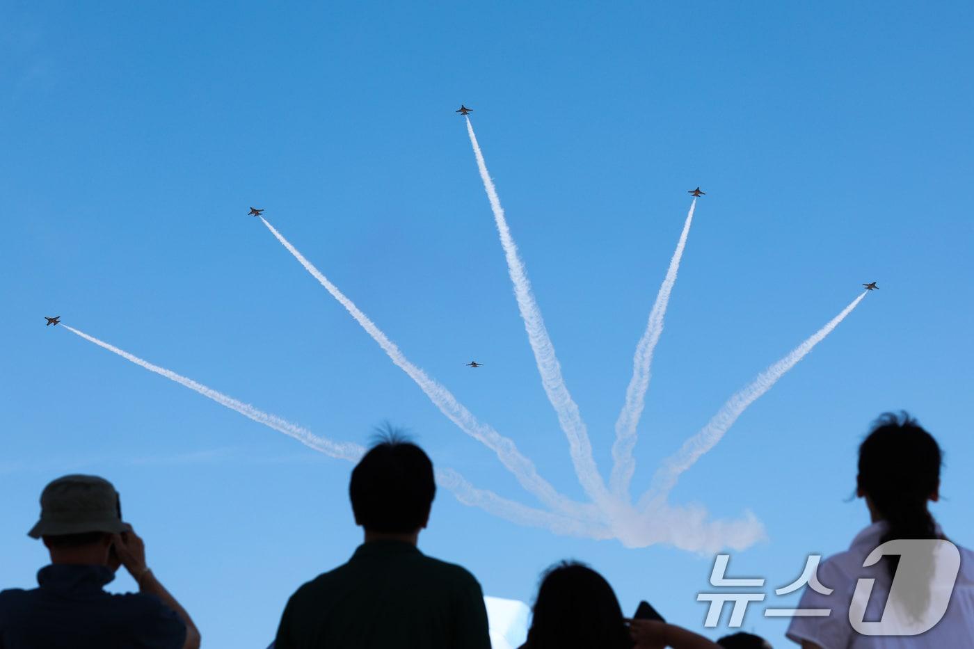 12일 오전 서울 반포한강공원 일대에서 공군 특수비행팀 블랙이글스가 제1회 방위산업의 날 계기 시민 참여 페스티벌을 기념해 에어쇼를 펼치고 있다. 2025.7.12/뉴스1 ⓒ News1 신웅수 기자