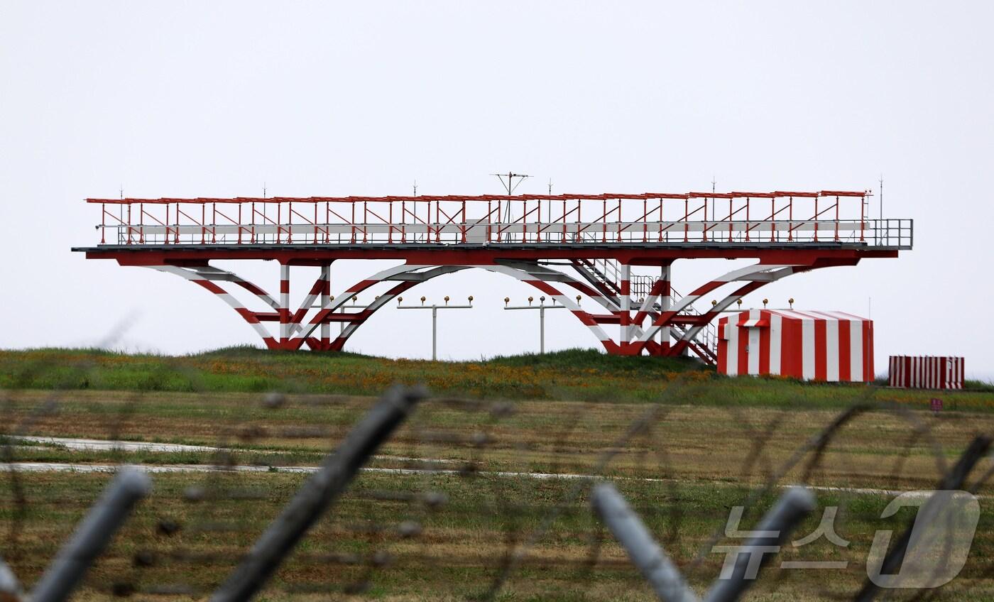 제주국제공항 활주로에 설치된 방위각 시설. 로컬라이저&#40;Localizer&#41;로도 불리는 방위각 시설은 항공기가 활주로 중심선에 따라 정확하게 착륙할 수 있도록 유도하는 항행안전시설이다. ⓒ News1 오미란 기자