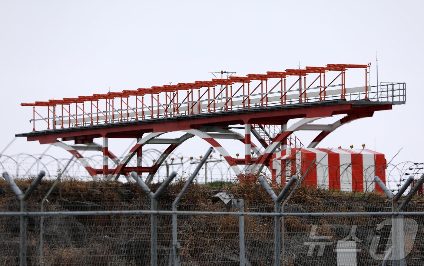 제주국제공항 활주로에 설치된 방위각 시설. (자료사진) /뉴스1 ⓒ News1 오미란 기자