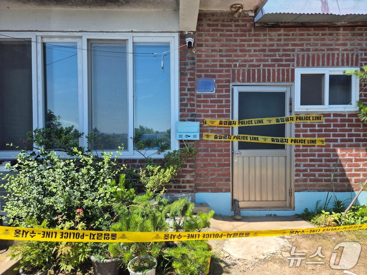 본문 이미지 - 폴리스 라인이 쳐져 있는 경기 김포 하성면의 한 주택 건물.&#40;이시명 기자/뉴스1&#41;
