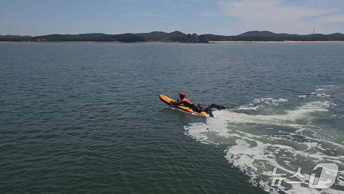 본문 이미지 - 동력구조보드로 표류자 구조에 나서는 해경(태안해경 제공) /뉴스1