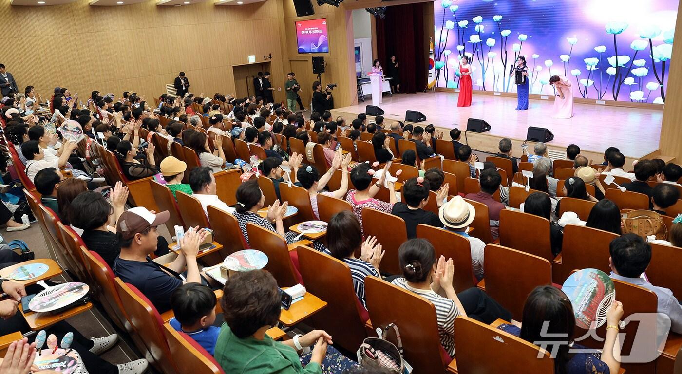 충남도가 12일 충남도서관 대강당에서 '제2회 북한이탈주민의 날' 기념식을 개최했다.(충남도 제공) /뉴스1