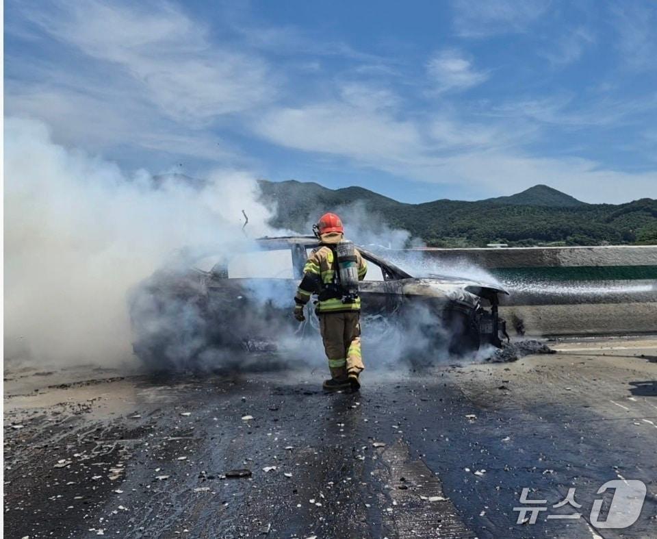 본문 이미지 -  청양 익산평택고속도로 교통 사고 현장. (청양소방서 제공, 재판매 및 DB금지) / 뉴스1