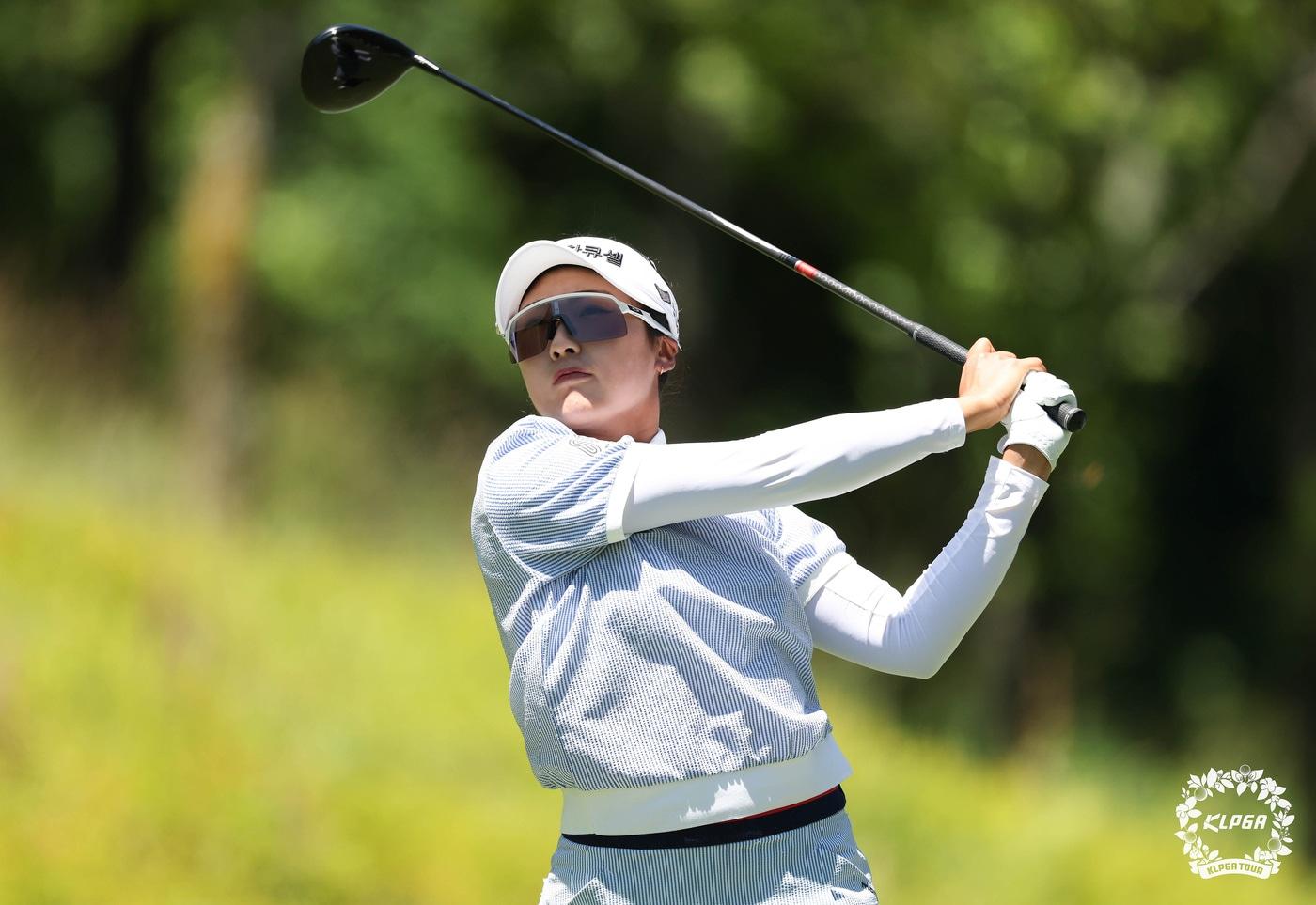 김민주가 12일 강원도 정선군에 위치한 하이원 컨트리클럽에서 열린 &#39;하이원리조트 여자오픈 2025&#39; 3라운드 2번홀에서 티샷을 시도하고 있다. &#40;KLPGA 제공. 재판매 및 DB금지&#41;