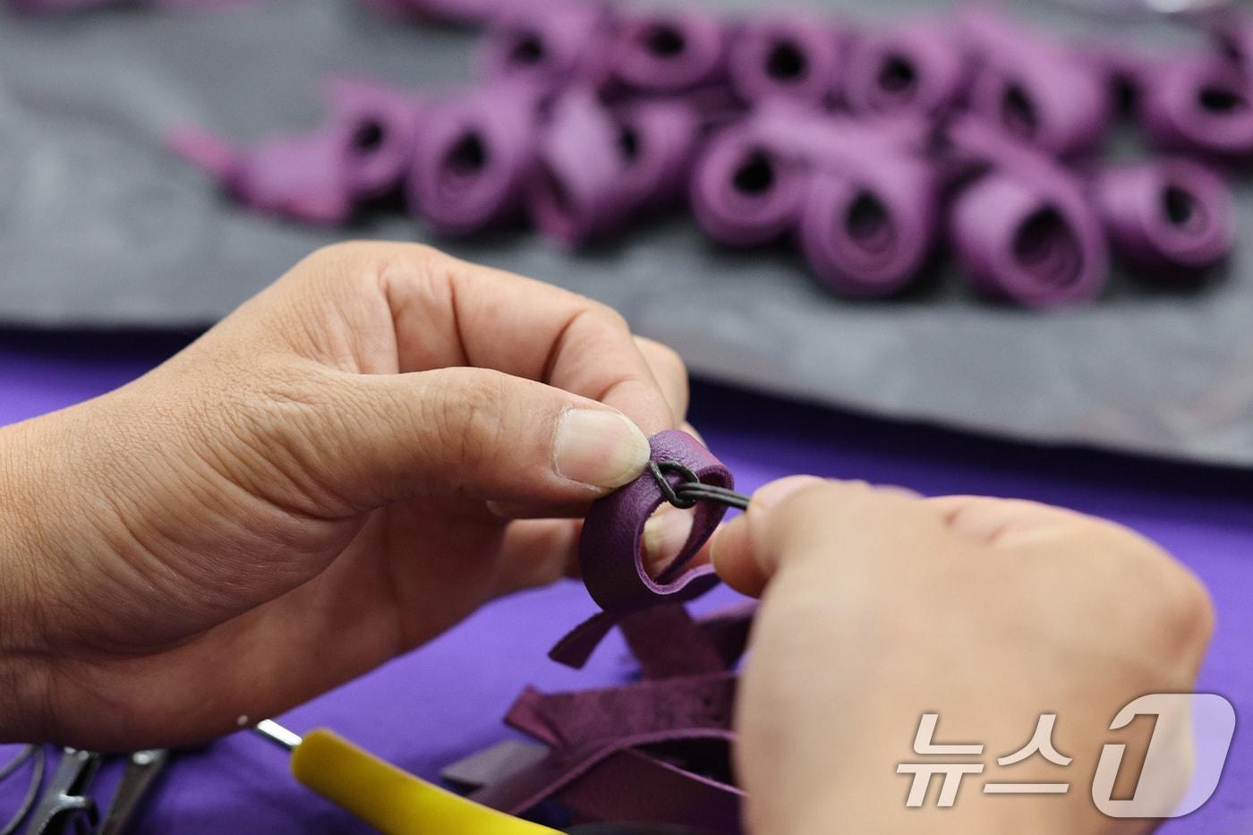 지난 7월 12일 오후 이태원 참사 기억소통공간인 서울 종로구 별들의집에서 유가족을 비롯한 참가자들이 이태원 참사 발생 1000일을 추모하는 목걸이를 만들고 있다. 2025.7.12/뉴스1 ⓒ News1 신웅수 기자