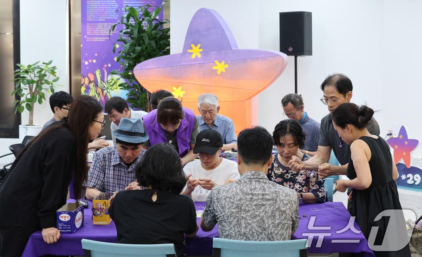 12일 오후 이태원 참사 기억소통공간인 서울 종로구 별들의집에서 유가족을 비롯한 참가자들이 이태원 참사 발생 1000일을 추모하는 목걸이를 만들고 있다. 2025.7.12/뉴스1 ⓒ News1 신웅수 기자