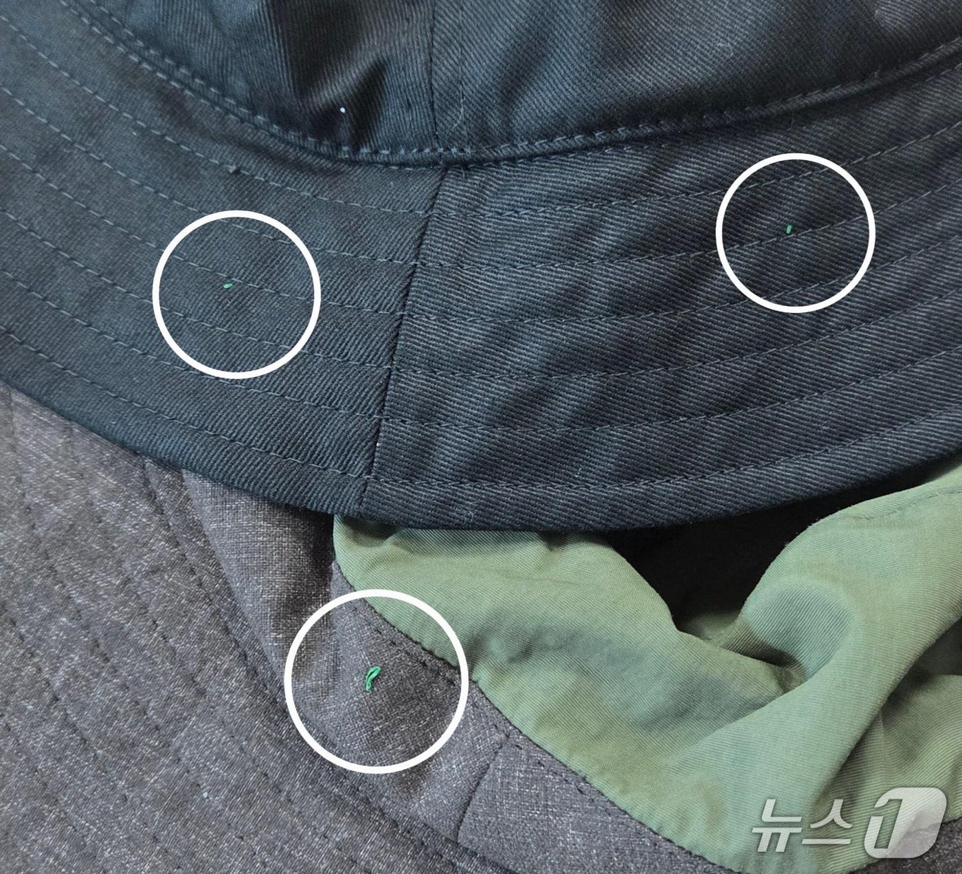 본문 이미지 -  충주 탄금호 물놀이장 이용객 수영모자에 묻은 파란색  고무 조각. 세탁 후 촬영.(독자 제공. 재판매 및 DB금지)/뉴스1