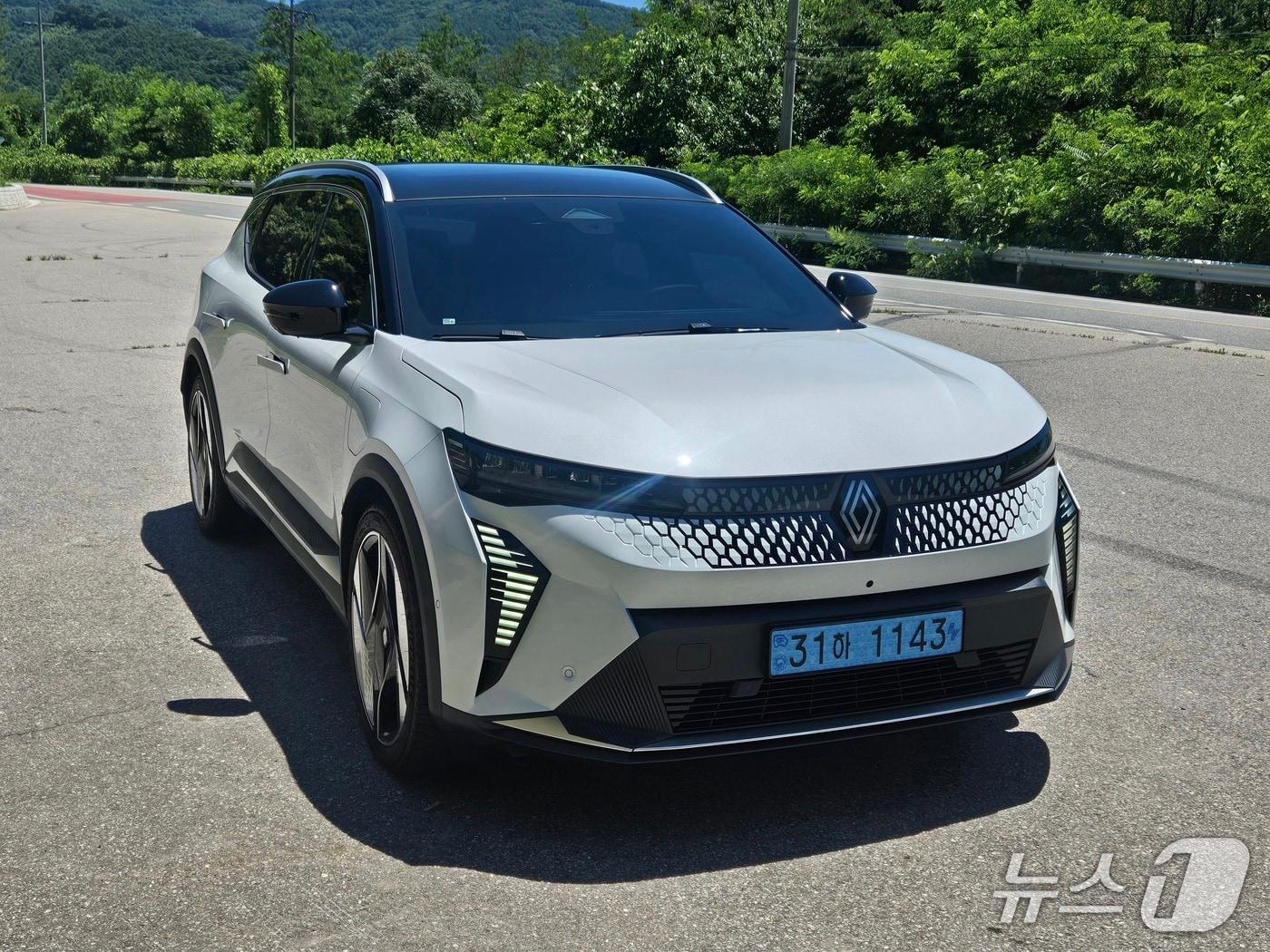 본문 이미지 - 10일 강원 춘천 가락재 고갯길에서 촬영한 르노코리아의 준중형 전기 스포츠유틸리티차&#40;SUV&#41; &#39;세닉 E-테크&#40;tech&#41; 100% 일렉트릭&#39;의 모습. 2025.07.10/뉴스1 김성식 기자