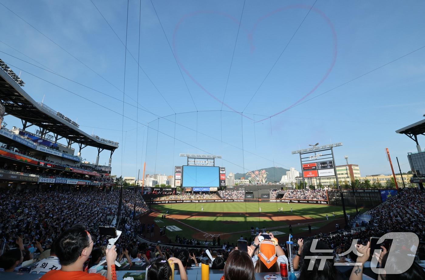 12일 오후 대전 한화생명볼파크에서 열린 '2025 신한 SOL Bank KBO 올스타전'에서 대한민국 공군 특수비행팀 블랙이글스가 축하공연을 선보이고 있다. 2025.7.12/뉴스1 ⓒ News1 김기태 기자