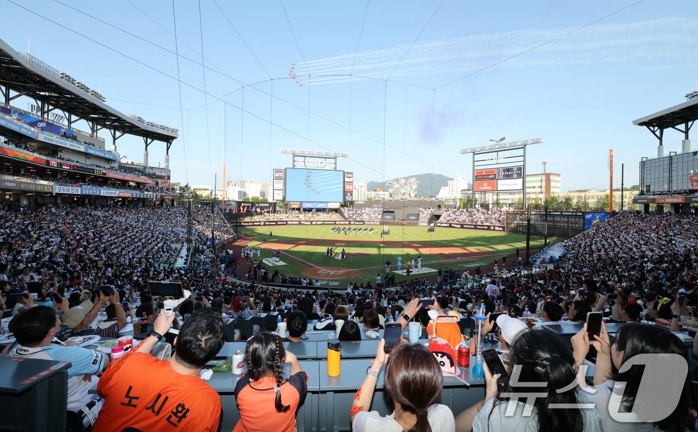 본문 이미지 - 12일 오후 대전 한화생명볼파크에서 열린 '2025 신한 SOL Bank KBO 올스타전'에서 대한민국 공군 특수비행팀 블랙이글스가 축하공연을 선보이고 있다. 2025.7.12 ⓒ 뉴스1 김기태 기자