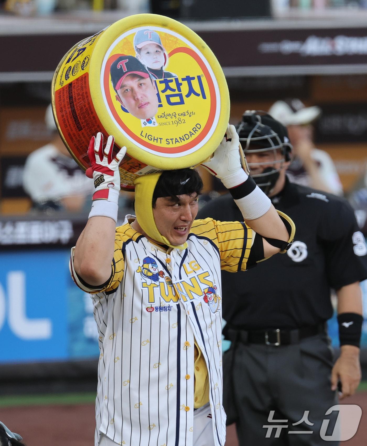 본문 이미지 - 12일 오후 대전 한화생명볼파크에서 열린 &#39;2025 신한 SOL Bank KBO 올스타전&#39;에서 박동원이 퍼포먼스를 선보이고 있다. 2025.7.12/뉴스1 ⓒ News1 김기태 기자