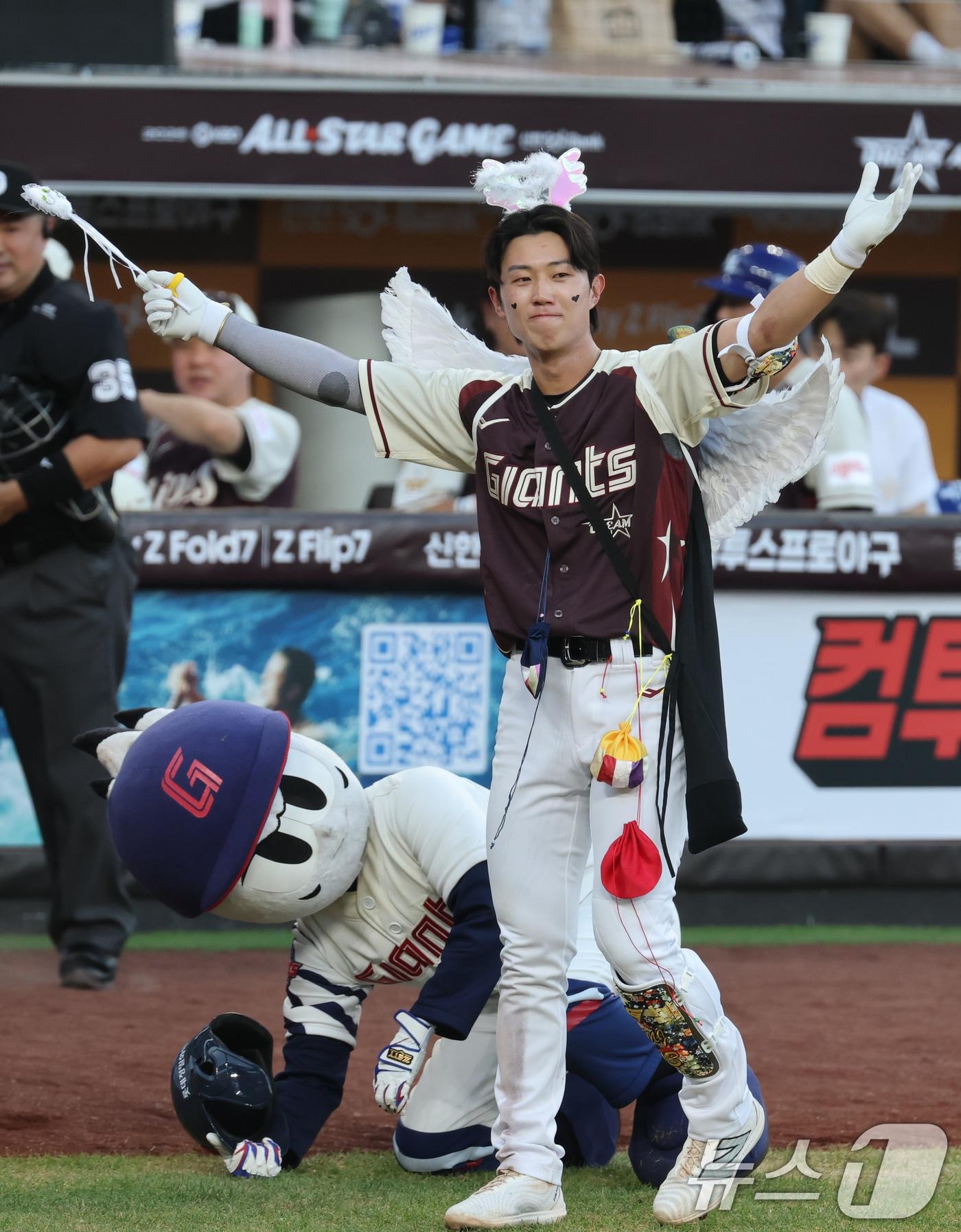 본문 이미지 - 12일 오후 대전 한화생명볼파크에서 열린 &#39;2025 신한 SOL Bank KBO 올스타전&#39;에서 전민재가 퍼포먼스를 선보이고 있다. 2025.7.12/뉴스1 ⓒ News1 김기태 기자
