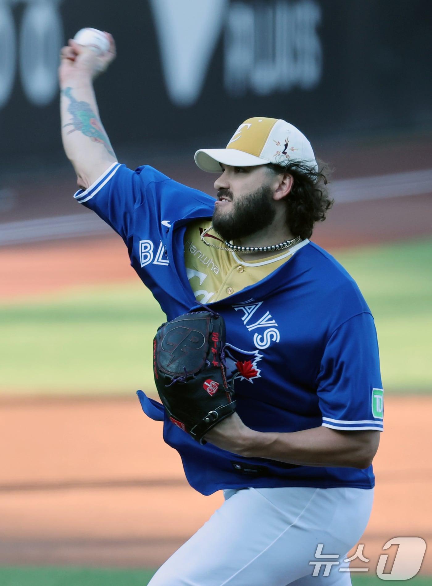 본문 이미지 - 12일 오후 대전 한화생명볼파크에서 열린 &#39;2025 신한 SOL Bank KBO 올스타전&#39;에서 폰세가 퍼포먼스를 선보이고 있다. 2025.7.12/뉴스1 ⓒ News1 김기태 기자