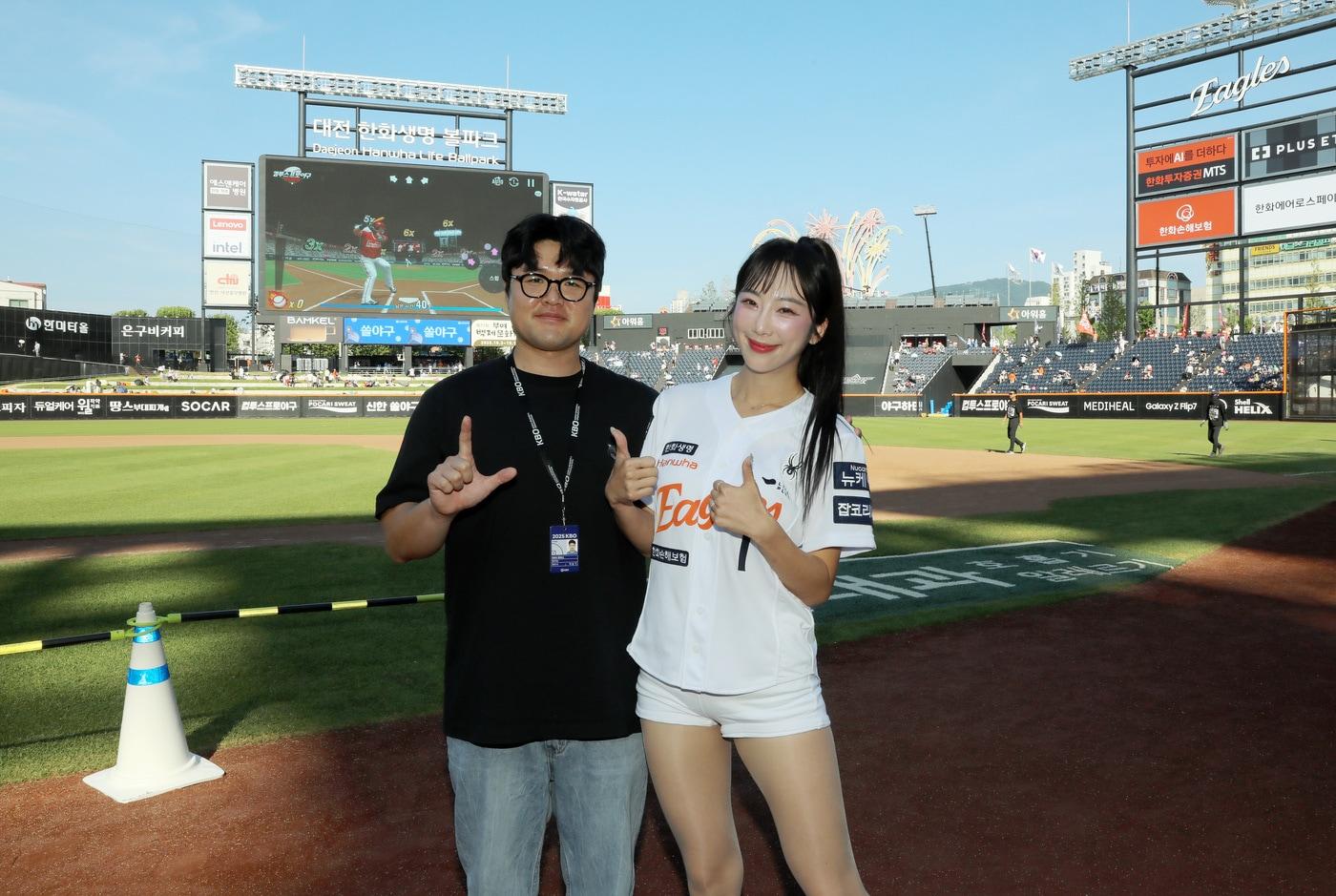 SSG 박슬기 파트너&#40;왼쪽&#41;와 이미래 한화 치어리더 부부.&#40;SSG 랜더스 제공&#41;