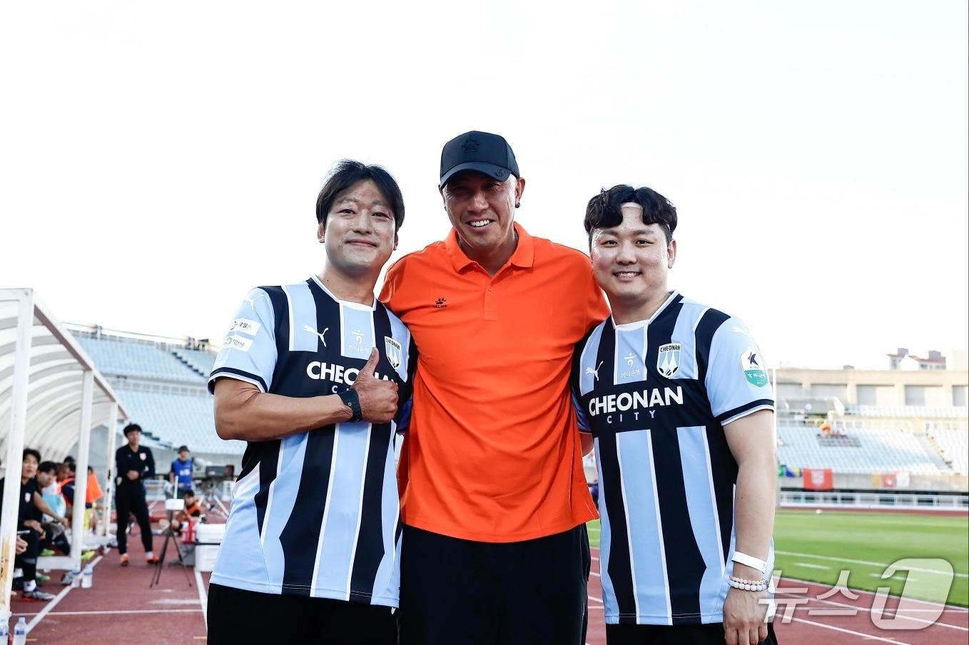본문 이미지 - 22년 만에 차두리 감독(가운데)을 만난 천안시티FC명예선수 윤장호(왼쪽), 김민성씨(오른쪽).(천안시티FC 제공. 재판매 및 DB금지)