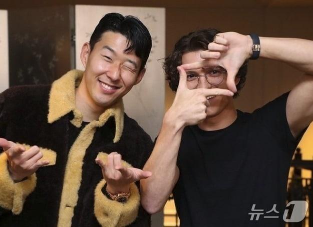 본문 이미지 -  손흥민(왼쪽)과 톰 홀랜드(토트넘  SNS 캡처)