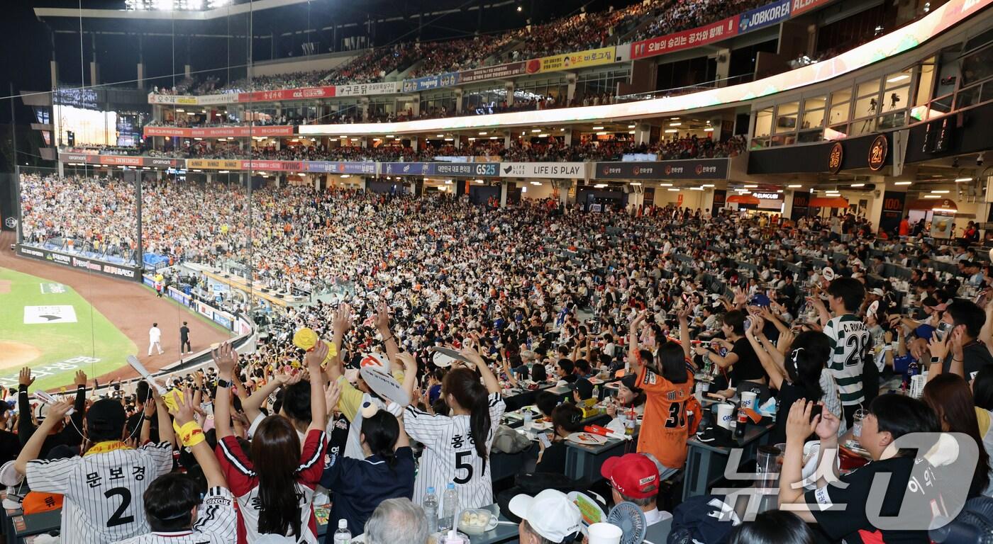 대전 한화생명볼파크에서 야구팬들이 열띤 응원을 펼치고 있다. 2025.7.12/뉴스1 ⓒ News1 김기태 기자