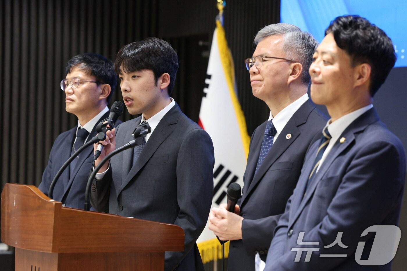 박주민 국회 보건복지위원장&#40;왼쪽부터&#41;, 이선우 대한의과대학·의학전문대학원학생회 비상대책위원장, 김택우 대한의사협회장, 김영호 교육위원장이 12일 오후 서울 용산구 대한의사협회에서 의과대학 교육 정상화를 위한 공동 성명서를 발표하고 있다. 2025.7.12/뉴스1 ⓒ News1 신웅수 기자
