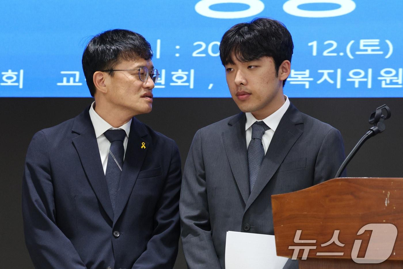 박주민 국회 보건복지위원장&#40;왼쪽&#41;과 이선우 대한의과대학·의학전문대학원학생회 비상대책위원장이 12일 오후 서울 용산구 대한의사협회에서 의과대학 교육 정상화를 위한 공동 성명서 발표에서 대화하고 있다. 2025.7.12/뉴스1 ⓒ News1 신웅수 기자