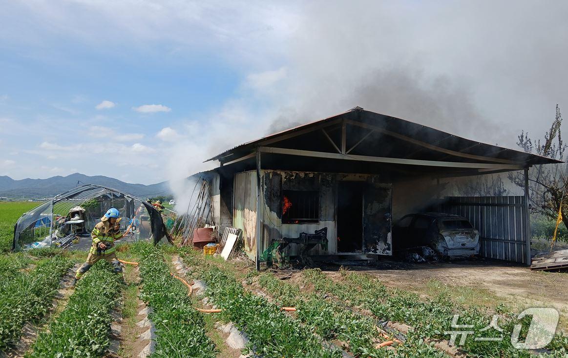 본문 이미지 - 12일 오전 10시 9분 의성군 단북면 연제리 농막에 주차된 차량에서 불이 나 농막까지 번졌다.(경북소방본부 제공. 재판매 및 DB 금지)2025.7.13/뉴스1