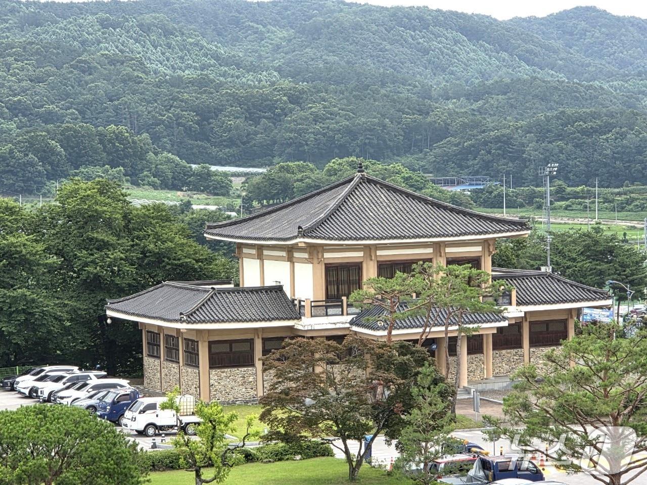 본문 이미지 - 장기간 방치돼 있는 보은군청사 입구 향토민속자료전시관. /뉴스1 