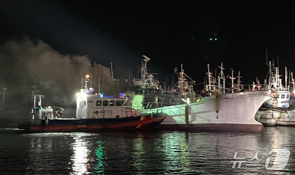 본문 이미지 - 목포해경이 13일 새벽 목포 북항에서 어선의 불을 끄고 있다.&#40;목포해경 제공. 재판매 및 DB 금지&#41; 2025.7.13/뉴스1