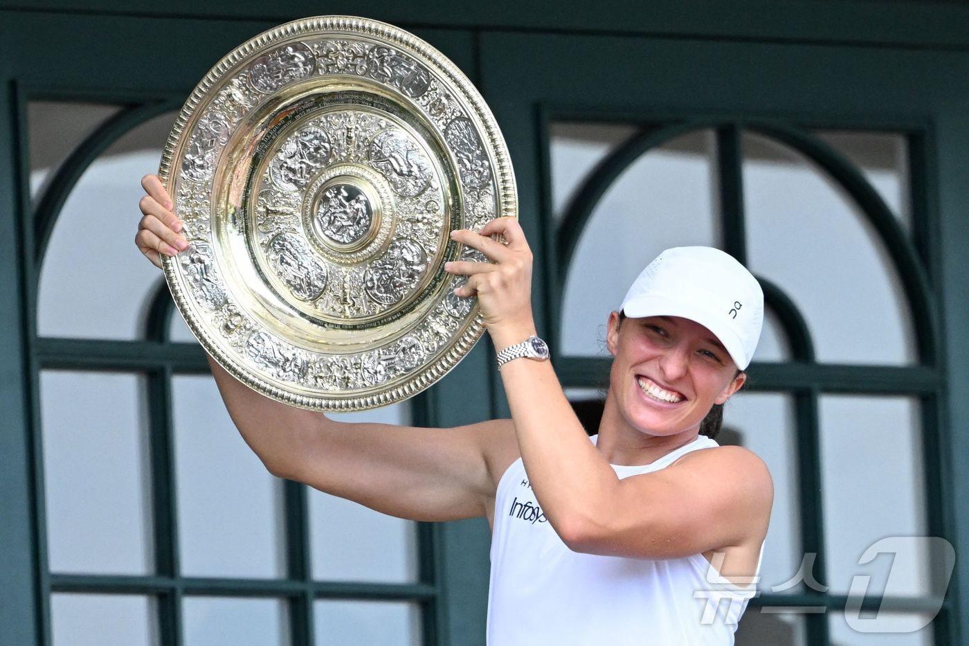 이가 시비옹테크가 12일(현지시간) 열린 윔블던 테니스 대회 여자단식에서 우승했다. ⓒ AFP=뉴스1