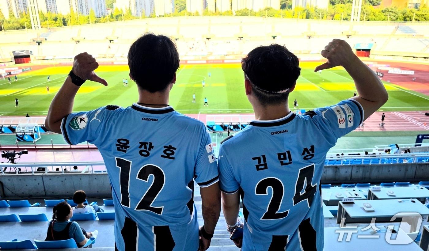 12일 천안시티FC 명예 선수로 위촉된 천안초 축구부 합숙소 화재 피해자 윤장호, 김민성 씨가 22년 년 달았던 등번호가 새겨진 유니폼을 입고 있다. 2025.7.12. /뉴스1ⓒNews1 이시우 기자