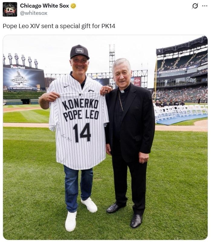 본문 이미지 - 폴 코너코(왼쪽)가 13일(한국시간) 열린 시카고 화이트삭스의 월드시리즈 우승 20주년 기념행사에서 교황 레오 14세의 친필 사인 유니폼을 받았다. (시카고 화이트삭스 SNS 캡처)