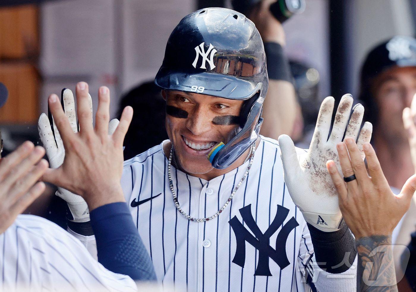 뉴욕 양키스 애런 저지가 13일(한국시간) 열린 2025 메이저리그 시카고 컵스전에서 9회말 투런포를 터뜨려 개인 통산 350홈런을 달성했다. ⓒ AFP=뉴스1