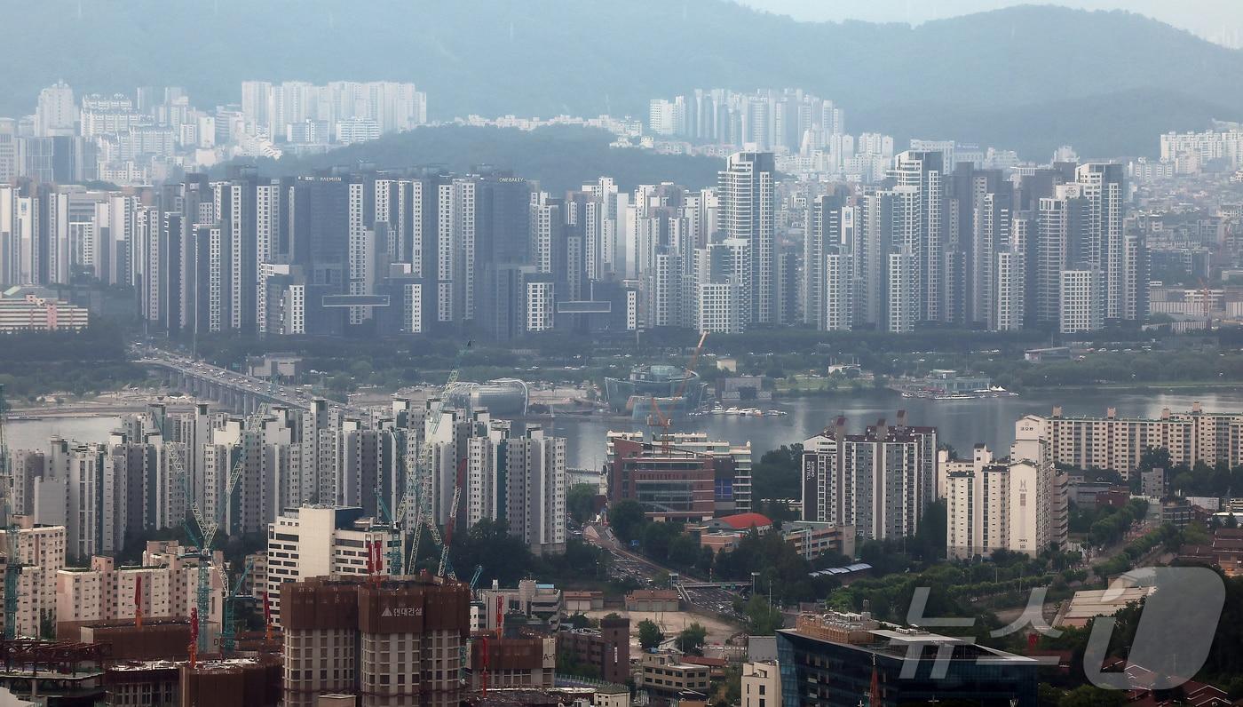 사진은 13일 서울 중구 남산에서 바라본 아파트 단지. 2025.7.13/뉴스1 ⓒ News1 김진환 기자