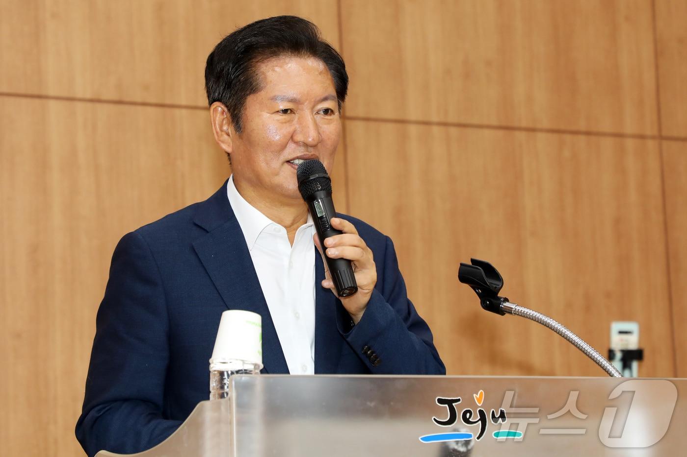 더불어민주당 대표 선거에 출마한 정청래 의원이 13일 오전 제주시 노형동 제주노동자종합복지관 대강당에서 열린 민주당 제주시 갑 지역위원회 당원 간담회에서 발언하고 있다. 2025.7.13/뉴스1 ⓒ News1 오미란 기자