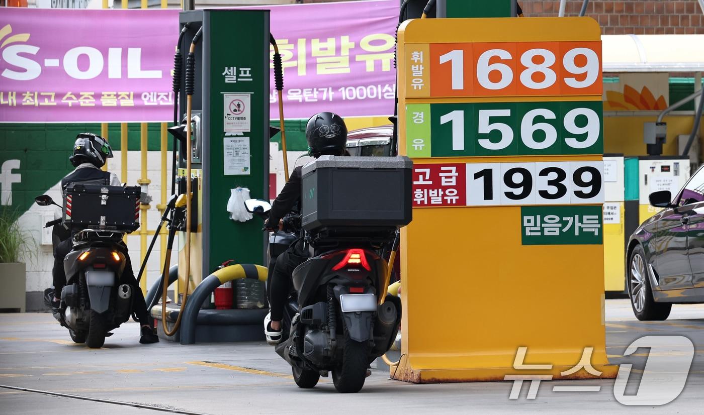 13일 서울 도심의 한 주유소에서 휘발유와 경유가 각각 1689원, 1569원에 판매되고 있다. 2025.7.13/뉴스1 ⓒ News1 구윤성 기자