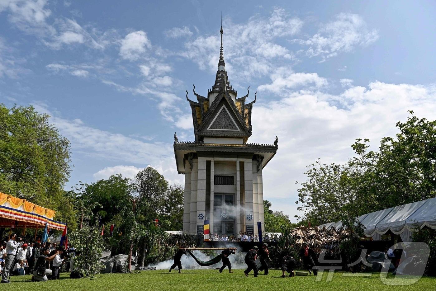 프놈펜의 초응엑 학살터에서 연례 행사인 '추모의 날'을 기념하기 위해 학생들이 크메르 루주 정권의 범죄를 재연하고 있다. 2025.5.20 ⓒ AFP=뉴스1 ⓒ News1 김경민 기자