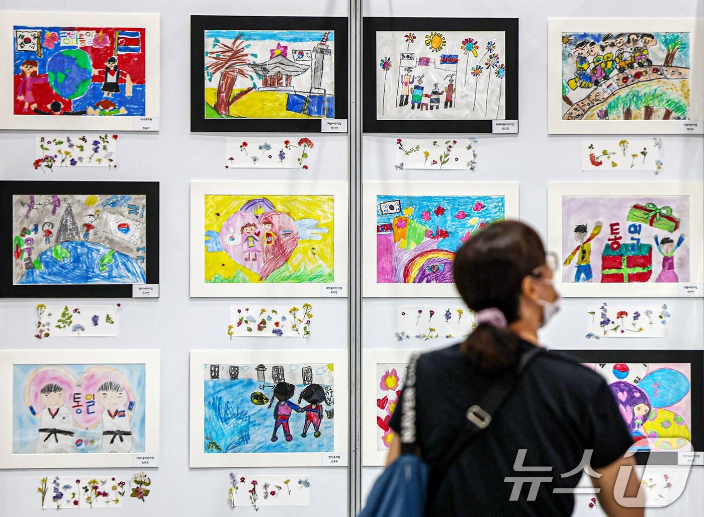 본문 이미지 - &#39;제2회 북한이탈주민의날 문화행사&#39;에 마련된 민주평화통일자문회의 서울중구협의회 부스에 어린이들이 통일을 희망하며 그린 그림이 전시돼 있다.&#40;기사와 무관&#41;  2025.7.13/뉴스1 ⓒ News1 민경석 기자