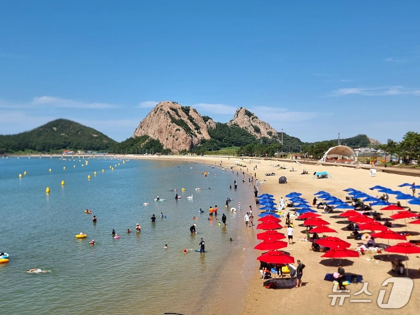 본문 이미지 - 전북 군산시 선유도해수욕장에 무더위를 식히기 위해 찾은 피서객들이 해수욕을 즐기고 있다. 2025.7.13/뉴스1