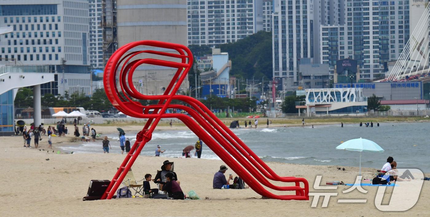 13일 오후 경북 포항시 송도해수욕장 백사장에서 피서객들이 더위를 식히고 있다. 2007년 폐장된 송도해수욕장은 18년 만인 지난 12일 재개장했다.2025.7.13/뉴스1 ⓒ News1 최창호 기자