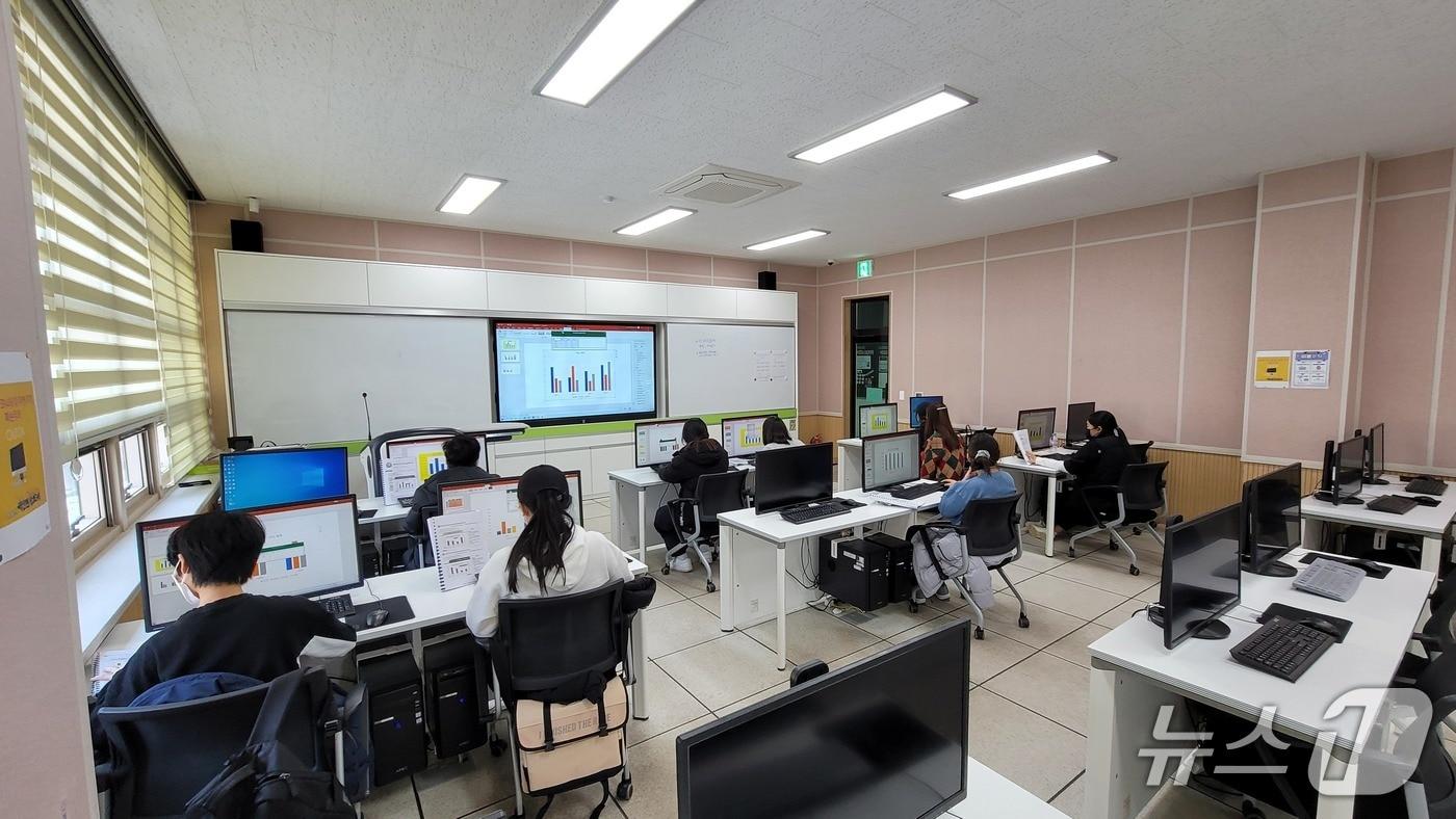 강원 화천 청소년 수련관이 방학 기간마다 운영하고 있는 ITQ(정보기술자격) 자격증 취득 지원 프로그램.(화천군 제공, 재판매 및 DB금지)