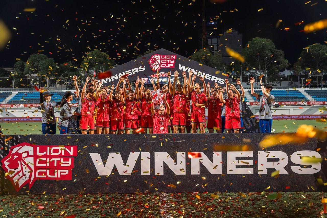 본문 이미지 - 여자 15세 이하(U15) 축구 대표팀이 싱가포르에서 열린 친선대회에서 전승 우승을 차지했다. (싱가포르축구협회 제공)