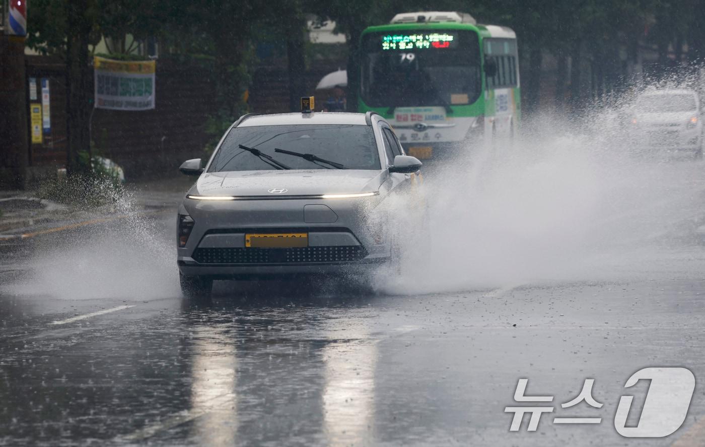 13일 광주전남 일부지역에 호우주의보가 발효된 가운데 남구 월산동 광주천 옆도로에 차들이 물보라를 일으키며 조심스럽게 주행하고 있다. 2025.7.13/뉴스1 ⓒ News1 김태성 기자