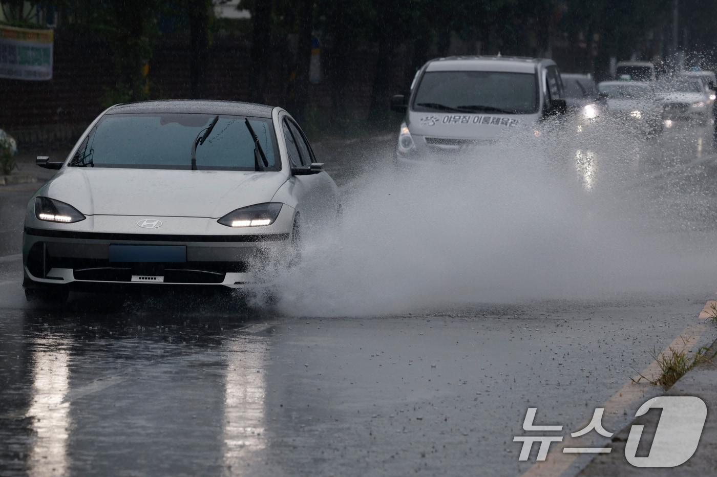 13일 광주전남 일부지역에 호우주의보가 발효된 가운데 남구 월산동 광주천 옆도로에 차들이 물보라를 일으키며 조심스럽게 주행하고 있다. 2025.7.13/뉴스1 ⓒ News1 김태성 기자