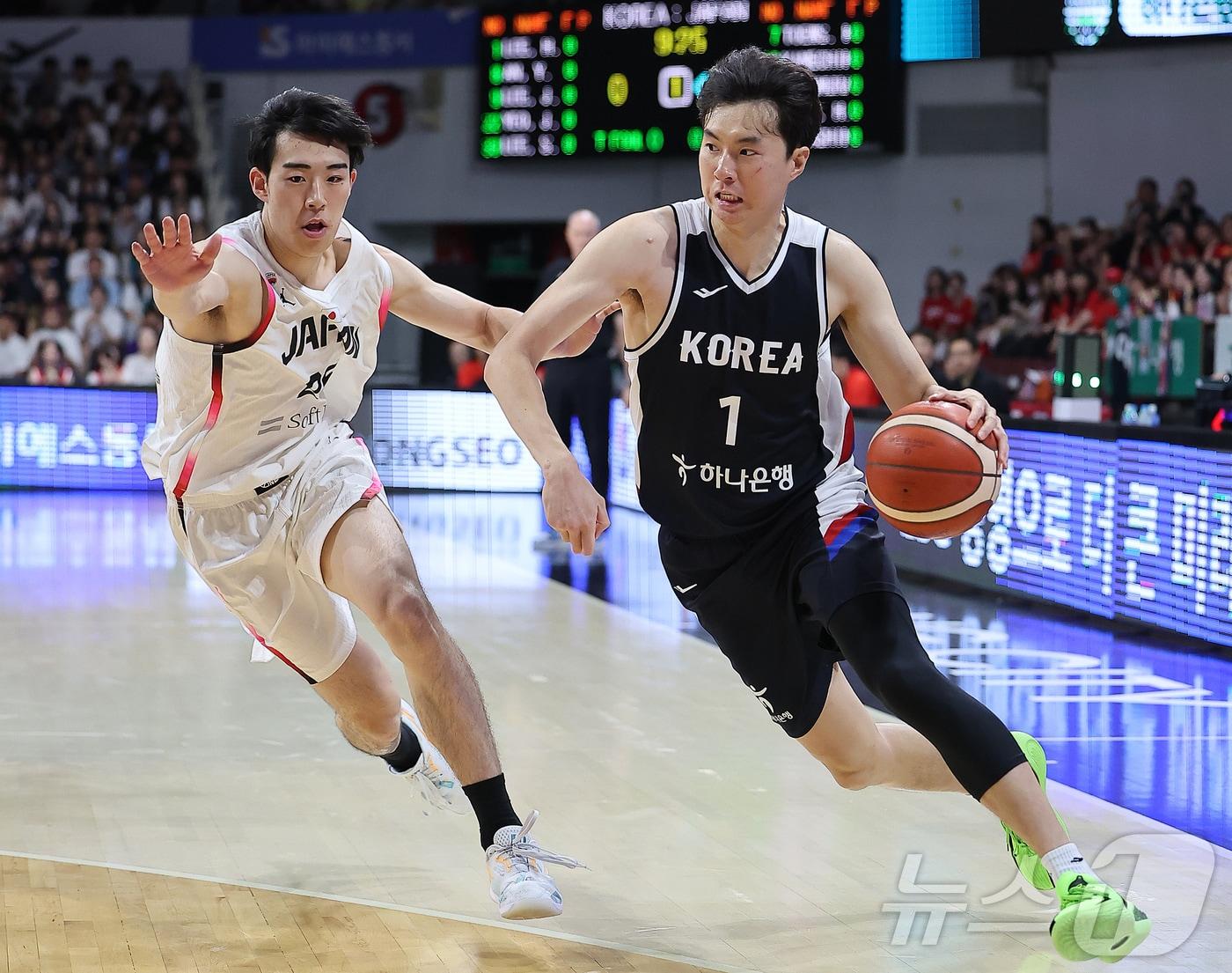 본문 이미지 - 13일 오후 경기도 안양 정관장 체육관에서 열린 하나은행 초청 2025 남자농구 국가대표 평가전 대한민국과 일본의 경기, 대한민국 이현중이 1쿼터 돌파하고 있다. 2025.7.13/뉴스1 ⓒ News1 김진환 기자