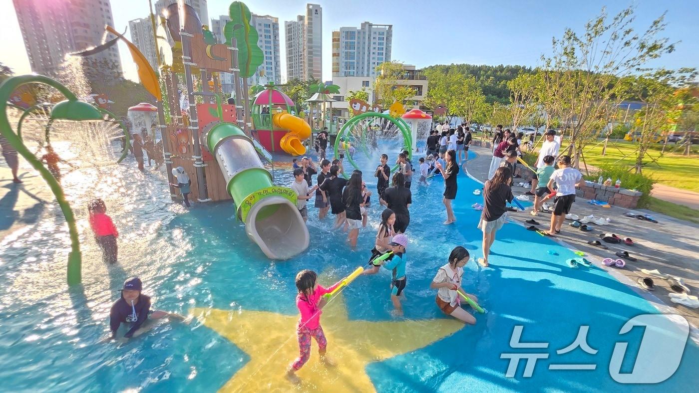 역대급 폭염이 지속되고 있는 13일 구미시 산동 물빛공원에 개장된 물놀이장에서 아이들이 더위를 식히고 있다. 구미시는 지난달 22일부터 도심속 6개의 물놀이장을 개장해 다음달 말까지 운영한다. 2025.7.13/뉴스1 ⓒ News1 정우용 기자
