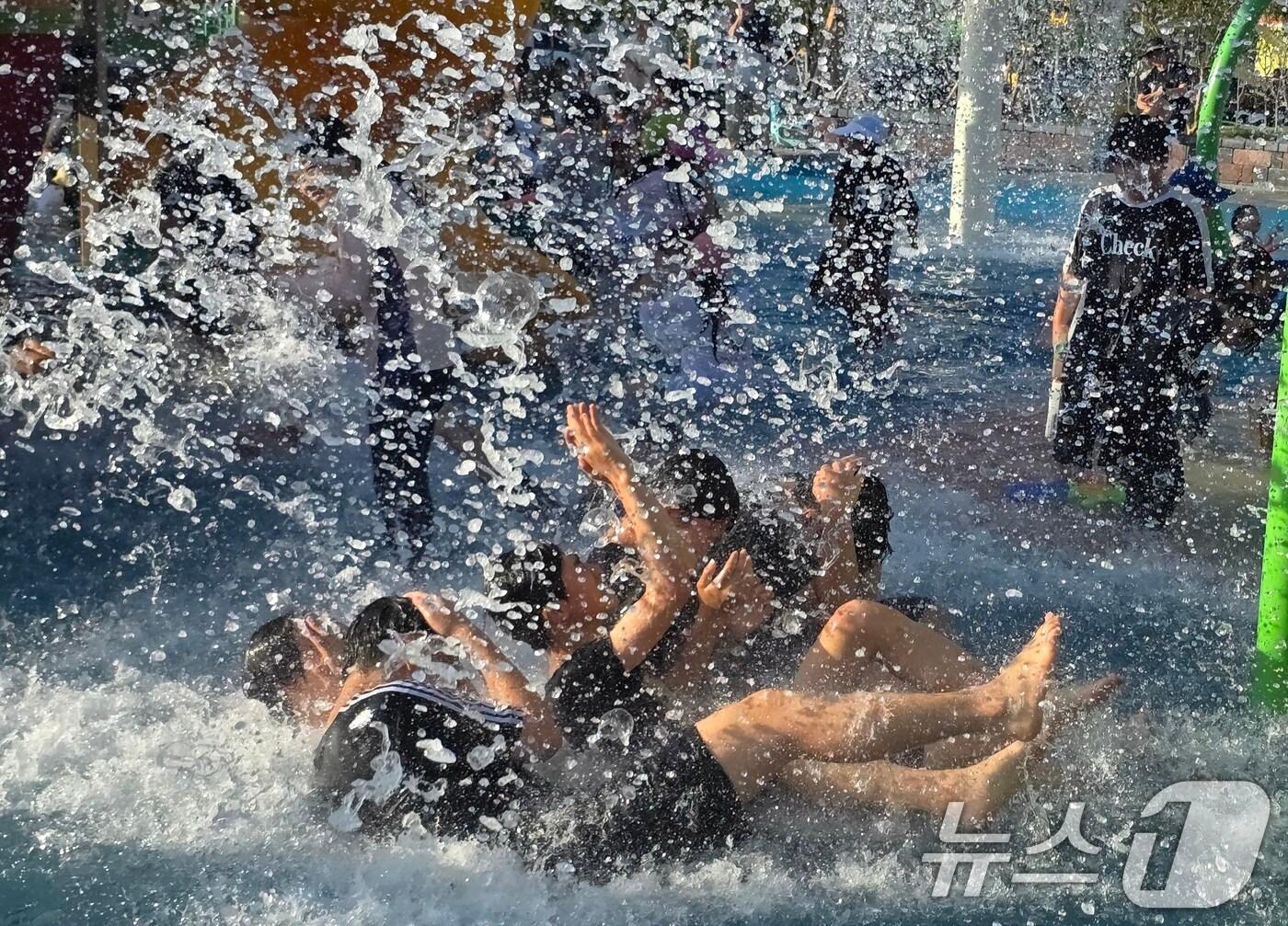 본문 이미지 - 역대급 폭염이 지속되고 있는 13일 구미시 산동 물빛공원에 개장된 물놀이장에서 아이들이 더위를 식히고 있다. 구미시는 지난달 22일부터 도심속 6개의 물놀이장을 개장해 다음달 말까지 운영한다. 2025.7.13/뉴스1 ⓒ News1 정우용 기자