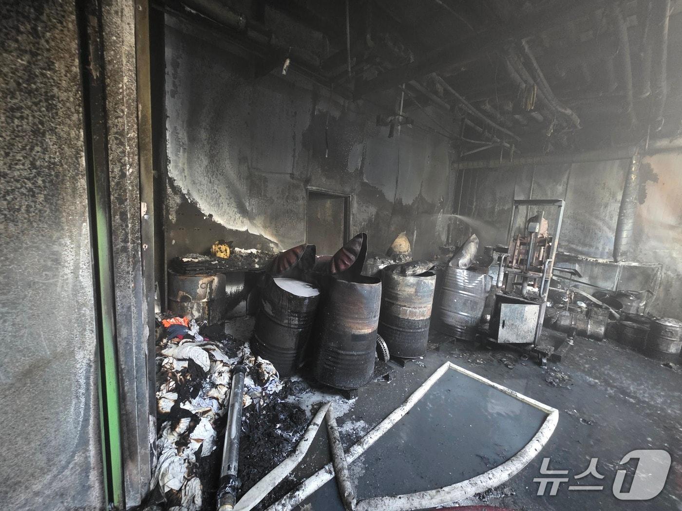 본문 이미지 - 13일 경기 평택시 페인트 제조공장 화재 현장 내부 모습. &#40;경기소방재난본부 제공, 재판매 및 DB금지&#41;