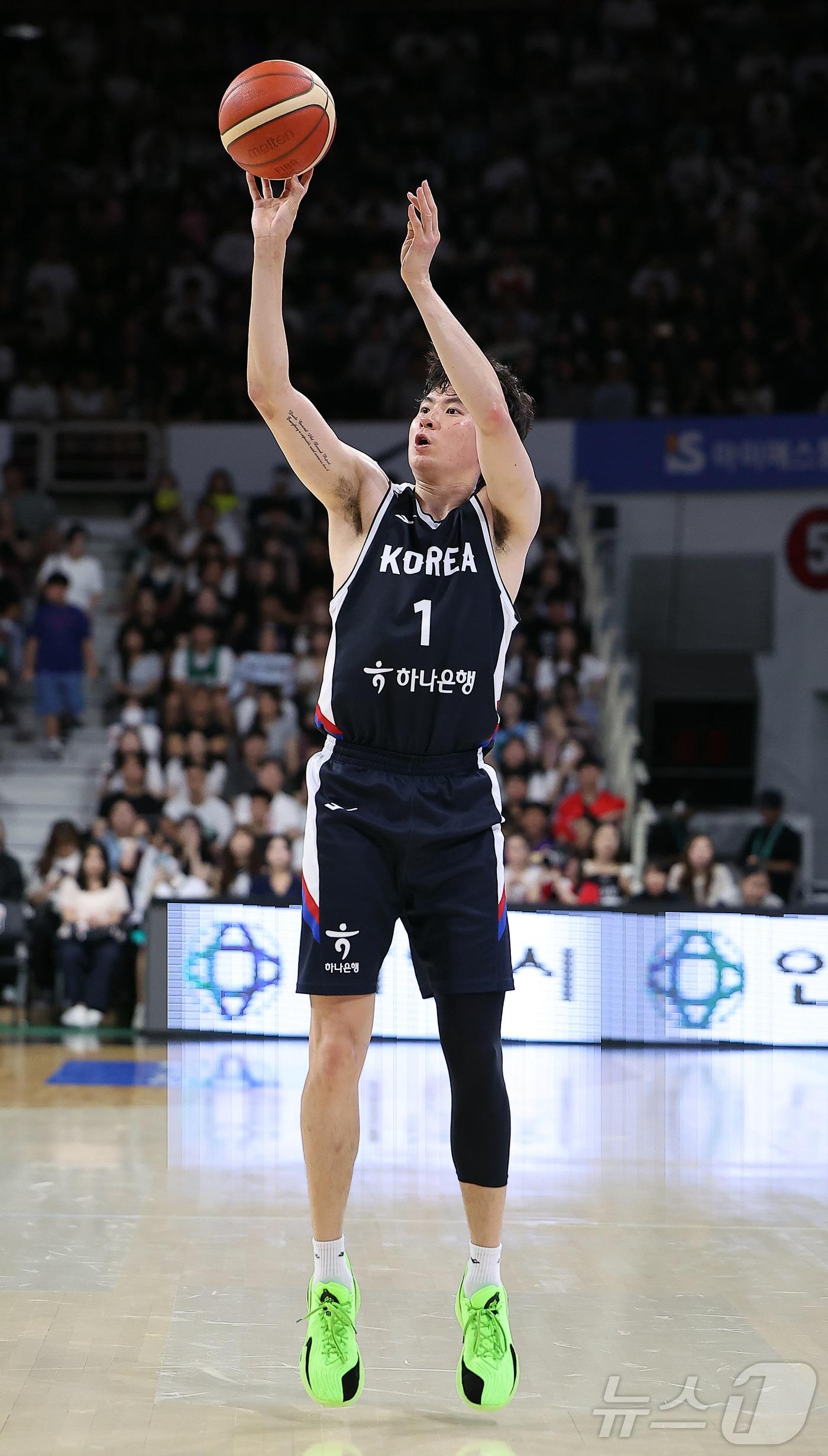 본문 이미지 - 13일 오후 경기도 안양 정관장 체육관에서 열린 하나은행 초청 2025 남자농구 국가대표 평가전 대한민국과 일본의 경기, 대한민국 이현중이 2쿼터 3점슛을 던지고 있다. 2025.7.13/뉴스1 ⓒ News1 김진환 기자