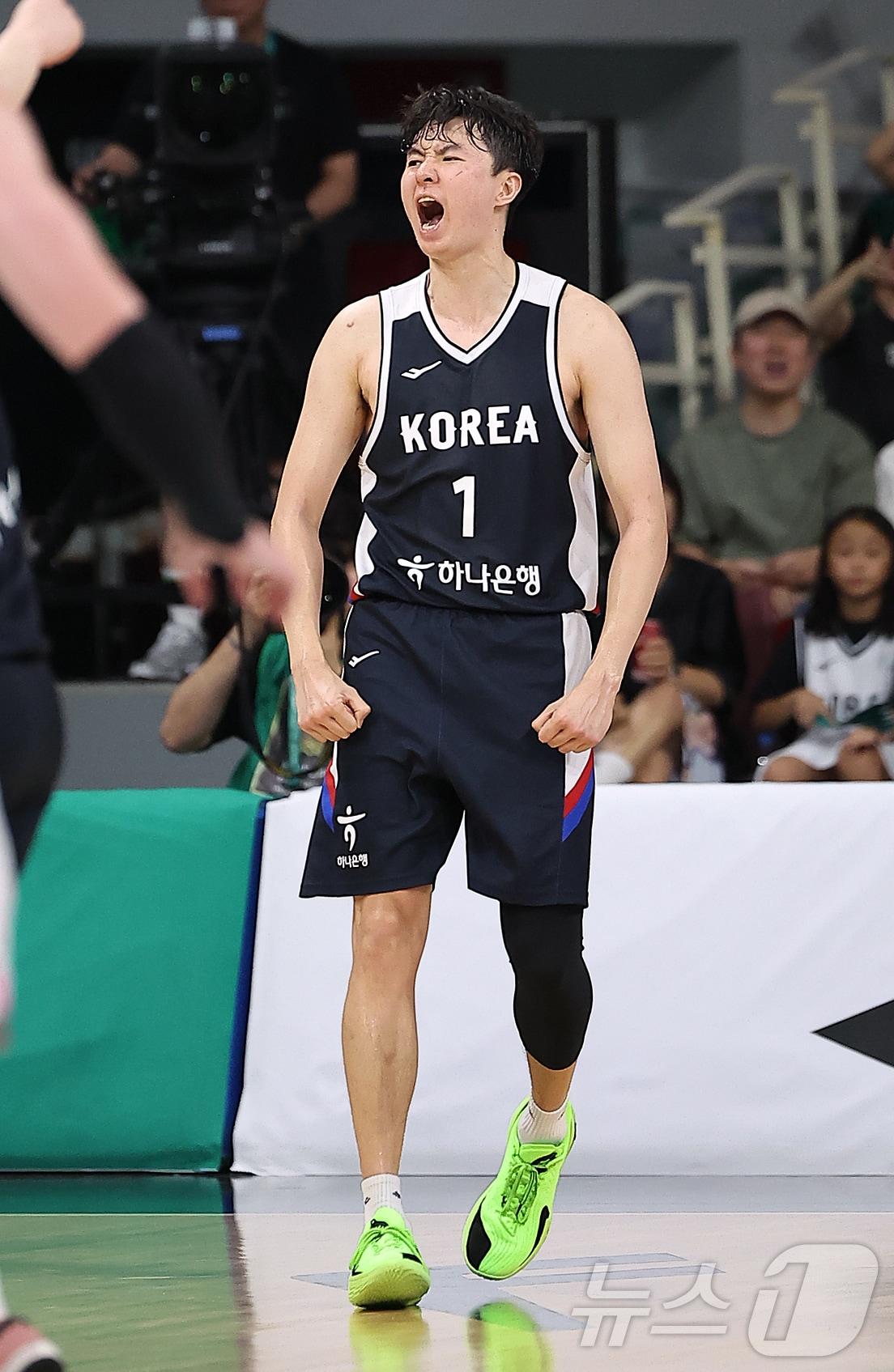 본문 이미지 - 13일 오후 경기도 안양 정관장 체육관에서 열린 하나은행 초청 2025 남자농구 국가대표 평가전 대한민국과 일본의 경기, 대한민국 이현중이 2쿼터 3점슛을 성공시킨 후 포효하고 있다. 2025.7.13/뉴스1 ⓒ News1 김진환 기자